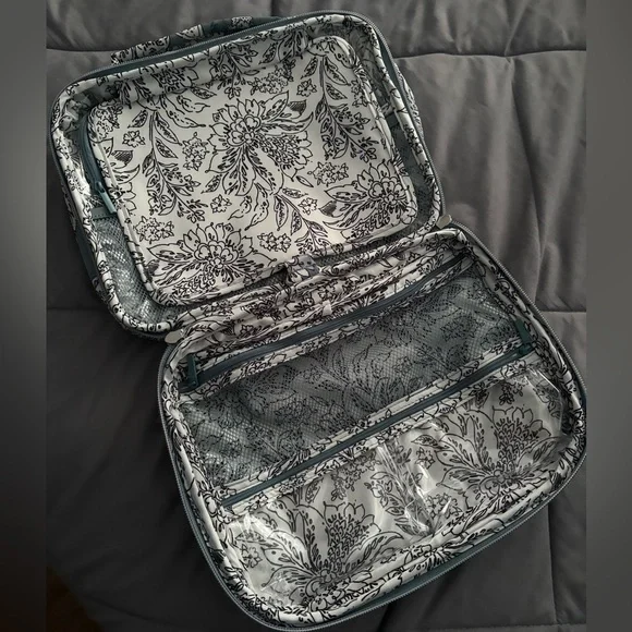 NWT Vera Bradley zip hanging organizer - Picture 2 of 4